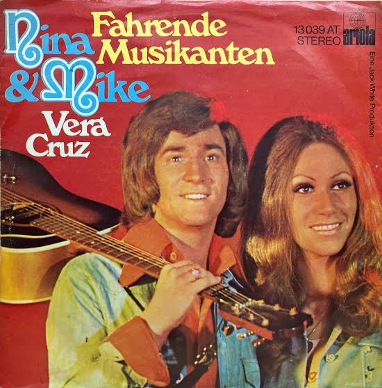 Hoes van Nina & Mike - Fahrende Musikanten